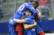 Saidi Ntibazonkiza qui félicite, ici Andy Delort après son penalty que le Burundais avait provoqué a réalisé une excellente prestation pour sa première titularisation en L1.