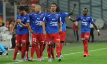 Toute l'équipe se rue sur Andy Delort pour le féliciter. Le nouveau n°9 du SMC a frappé un grand coup en offrant la victoire aux siens d'un tir des 20 mètres sous la barre.
