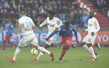 Pour sa première titularisation en Ligue 1, Jean-Victor Makengo, ici, encerclé par les Marseillais Mauricio Isla, Michy Batshuayi et Lassan Diarra, n'a pas démérité. 