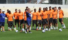 Sous le regard de Patrice Garande, Jean-Marie Huriez, son adjoint, donne les instructions au groupe caennais pour la première séance de la saison avec ballon.