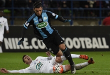 26'. Les 15 000 supporters du SMC ont cru au penalty quand Jonathan Delaplace s'est écroulé dans la surface après un contact avec Karim Rekik, mais l'arbitre n'a rien sifflé.