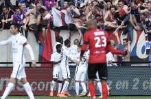 Les 300 supporters "Bleu et Rouge" qui avaient fait le déplacaement au Roudourou communient avec leurs protégés après l'ouverture du score de Ronny Rodelin.
