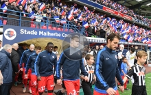 Ce match a été marqué par l'hommage rendu aux victimes des attentats du 13 novembre avec une Marseillaise chantée a capella et une minute de silence parfaitement respectée.