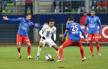 Sorti à la pause après une alerte à la cuisse, Nicolas Seube, ici, avec Julien Féret et Emmanuel Imorou en train de cerner Sofiane Boufal, devrait être opérationnel à Rennes.