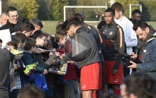 A l'issue de l'opposition disputée sur le stade Jules-Rimet de Verson, les joueurs de Patrice Garande ont répondu aux nombreuses sollicitations de leurs jeunes supporters.