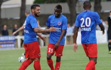 Andy Delort, qui a marqué son premier but sous ses nouvelles couleurs, est félicité par ses nouveaux coéquipiers, Jordan Leborgne et Hervé Bazile.