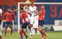 Malgré l'engagement d'Alaeddine Yahia et de Jordan Adéoti, ici, au duel avec Damjan Djokovic, le club normand repart avec une défaite de Mezzavia.