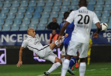Sorti peu après la demi-heure de jeu à Guingamp à cause d'une alerte aux adducteurs, Alaeddine Yahia dont le test il y a 48 heures s'est avéré concluant tiendra sa place.