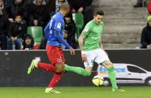 Nolan Roux, ici, face à Jordan Adéoti, et les Stéphanois se déplaceront à d'Ornano moins de 72 heures après leur match de Ligue Europa contre Qabala, jeudi soir (succès 1-0).