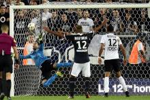 Isaac Kiese Thelin a beau levé les bras au ciel, la tête d'Igor Lewczuk n'a pas franchi la ligne. De la main droite puis de la gauche, Rémy Vercoutre repoussant la menace.