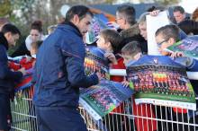 A l'image de Nicolas Seube, les Caennais, à l'issue de leur entraînement délocalisé à Carpiquet, se sont volontiers prêtés au jeu des autographes et des photos.