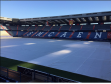 En déployant une bâche et en installant un système de soufflerie chauffante, le Stade Malherbe avait tout mis en œuvre pour que cette rencontre se déroule.