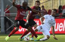 Que ce soit en arrière central ou en milieu défensif, comme, ici, face aux Guingampais Baïssama Sankoh et Lucas Deaux, Damien Da Silva garde le sens du combat.