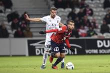 Restant sur trois revers de rang en L1, le LOSC de Naïm Sliti - qui tente, ici, de semer Damien Da Silva - a vu débarquer un nouvel entraîneur en la personne de Franck Passi.