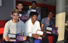 Yanis, Andy, Paul, Ismaël et Tidiane, tous les cinq internes au centre de formation du Stade Malherbe, découvrent le magazine qui leur est consacré.