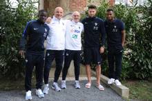 Pour le premier jour du rassemblement des Bleus, lundi, N'Golo Kanté, Guy Stéphan, Denis Morcel, Benoît Costil et Thomas Lemar prennent la pose devant le château de Clairefontaine.