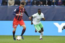 Comme la saison dernière, le capitaine Julien Féret - ici, pourchassé par Henri Saivet à l'aller - tentera de conduire ses troupes vers un succès dans le "Chaudron"
