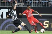Compte tenu du forfait de Vincent Bessat, Emmanuel Imorou - opposé, ici, à l'Angevin Pierrick Capelle - pourrait retrouver une place de titulaire dans le 3-4-3 caennais.