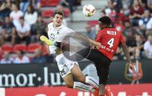 A 61', Ivan Santini, ici, sur un duel aérien avec Mexer, a cru égaliser pour le SMC, mais sa tête a été détournée par Benoît Costil d'une claquette au-dessus de sa transversale.