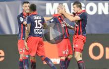 Sous les yeux de Julien Féret et Emmanuel Imorou, Ivan Santini, double buteur contre Lorient, remercie Vincent Bessat, passeur décisif sur la troisième réalisation caennaise.