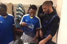 Avant le match, Jordan Adéoti a procédé à la distribution des équipements. Alors que le FC Presse a offert les maillots, le District du Calvados a fourni des coupe-vent et la Ligue de Normandie des ballons.