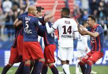 Alaeddine Yahia, Vincent Bessat et Damien Da Silva félicitent Ivan Santini sous les yeux du Niçois Alassane Pléa. L'avant-centre croate a inscrit son cinquième but cette saison.