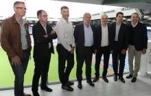Christophe Künkel, PDG de Künkel SAS, Hugues Le Talaer, représentant du Crédit Agricole Normandie, Didier Loustaunau, représentant d'Orange, Eric Le Goff, PDG d'Alticap, et Loic Vandromme, Directeur commercial et marketing à Maisons France Confort, prennent la pose avec Jean-François Fortin et Xavier Gravelaine, respectivement président et directeur général du SM Caen, dans le stade d'Ornano.