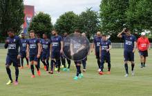 Sous le regard de Patrice Garande, les 23 joueurs présents pour cette reprise de l'entraînement ont étrenné leur nouvelle tenue de leur équipementier Umbro.