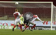16'. Servi par Julien Féret, Ivan Santini voit sa frappe contrée par Djibril Sidibé s'écraser sur la transversale de son compatriote croate Danijel Subasic, le gardien monégasque.