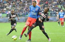 Avec le retour de blessure de Dalbert, Ricardo Pereira, ici, à la lutte avec Ronny Rodelin, pourrait rebasculer sur le flanc droit de la défense niçoise contre le Stade Malherbe.