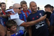 Séance de selfies avec les supporters du Stade Malherbe pour Alaeddine Yahia et ses partenaires à l'issue de la présentation de l'effectif.