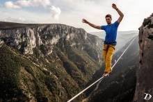 Avec une traversée d'un kilomètre à 600 mètres de hauteur, un exploit réalisé à Aiglun en avril 2016, Nathan Paulin détient le record du monde de highline