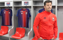 Fabien Mercadal, le nouvel entraîneur du Stade Malherbe, dans le vestiaire caennais lors de sa visite des installations