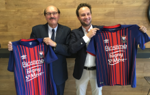 Daniel Delahaye, Directeur Général de la coopérative Isigny Sainte-Mère, et Charles Ravel, CEO de Biostime, posent avec les nouveaux maillots du SM Caen pour la saison 2018-2019.
