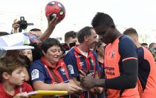 A l'image de Brice Samba, les joueurs caennais - pour le plus grand plaisir des supporters "Bleu et Rouge" - ont effectué une séance de dédicaces sur l'esplanade de d'Ornano.