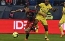 Pour la deuxième fois cette saison, Frédéric Guilbert - ici, à la lutte avec le Parisien Presnel Kimpembe lors de la dernière journée - a été élu joueur du mois de mai par les supporters "Bleu et Rouge".