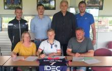 En présence, entre autres, d'Yvan Mariette, Thibault Deslandes et Nicolas Fautrat, respectivement éducateur des U15, président et entraîneur de l'équipe première du FC Saint-Lô, ainsi que de Francis De Taddeo, le directeur du centre de formation du SMC, Florent Roncier-Lemée - entouré de ses parents - a paraphé un contrat de trois ans avec le SM Caen.