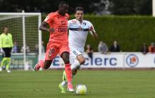 A la 41', Hervé Bazile - ici, poursuivi par le Havrais Zinédine Ferhat - a permis au SMC d'égaliser. Après un échange avec Ronny Rodelin, l'ailier franco-haïtien - à l'entrée des 16,50 mètres - a parfaitement ouvert son pied gauche.