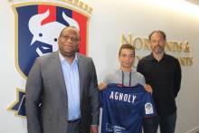Maxence Agnoly prend la pose avec son père et Stéphane Nado après s'être engagé avec le Stade Malherbe Caen