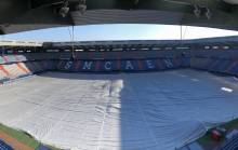 Pour la protéger du gel, la pelouse de d'Ornano a été bâchée depuis lundi et un système de soufflerie a été installé pour lui amener de l'air chaud 24 heures sur 24.