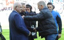 A l'exception de Bertrand Traoré et Jérémy Morel, Bruno Genesio - qui serre, ici, la main de Patrice Garande la saison dernière - dispose d'un groupe au complet.