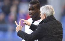Avec 16 réalisations à son compteur en Ligue 1, Mario Balotelli - ici, avec son entraîneur Lucien Favre - a déjà inscrit un but de plus que la saison dernière en championnat.