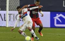 Insuffisamment remis de sa blessure au genou droit contractée contre Saint-Etienne fin février, Nabil Fékir - ici, à la lutte avec Alexander Djiku à l'aller - est forfait pour la réception du Stade Malherbe.