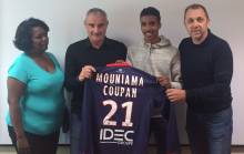 En présence d'Alain Cavéglia, le directeur sportif, et Xavier Gravelaine, le directeur général, Pierrick Mouniama Coupan s'est engagé avec le Stade Malherbe. Ce jeune espoir réunionnais intégrera le groupe des U17 nationaux.