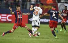Annoncé sur le départ par la presse nationale, Ryad Boudebouz - ici, stoppé par Frédéric Guilbert et Jonathan Delaplace la saison dernière - est forfait ce samedi soir à cause d'une entorse à un genou.