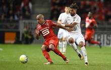 Meilleur buteur du Stade Rennais avec neuf réalisations dont sept en championnat, Wahbi Khazri - ici, à la lutte avec Youssef Aït Bennasser lors du match aller - est suspendu contre le Stade Malherbe.