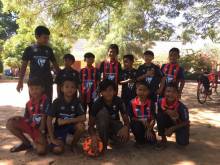 Les jeunes footballeurs cambodgiens avec le sourire après avoir reçu deux jeux de maillots du Stade Malherbe Caen
