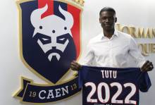 Après Younn Zahary hier, Brice Tutu a lui aussi signé son premier contrat professionnel avec le Stade Malherbe jusqu'en 2022