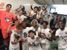 La joie des jeunes caennais après le succès (1-3) sur la pelouse du Paris SG, dauphin du Stade Malherbe avant la rencontre