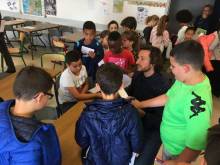 Paul Baysse s'est prêté au jeu des dédicaces suite à la dictée Ela dans une école d'Hérouville-Saint-Clair